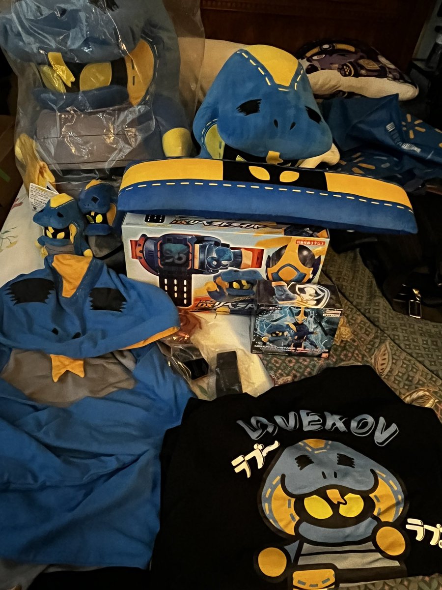 Kamy9080's tweet photo. I’m now back home from my bf’s place and manage to gather all my LoveKov possessions to show off lmao 👑🐢🔥🤣😭

Thanks to @Tokullector for shipping the memorial vistamps to me and shipping the giant lovekov plushie to my bf! 
#Tokusatsu #Lovekov #KamenRider #KamenRiderReVice https://t.co/QDESQziG9s