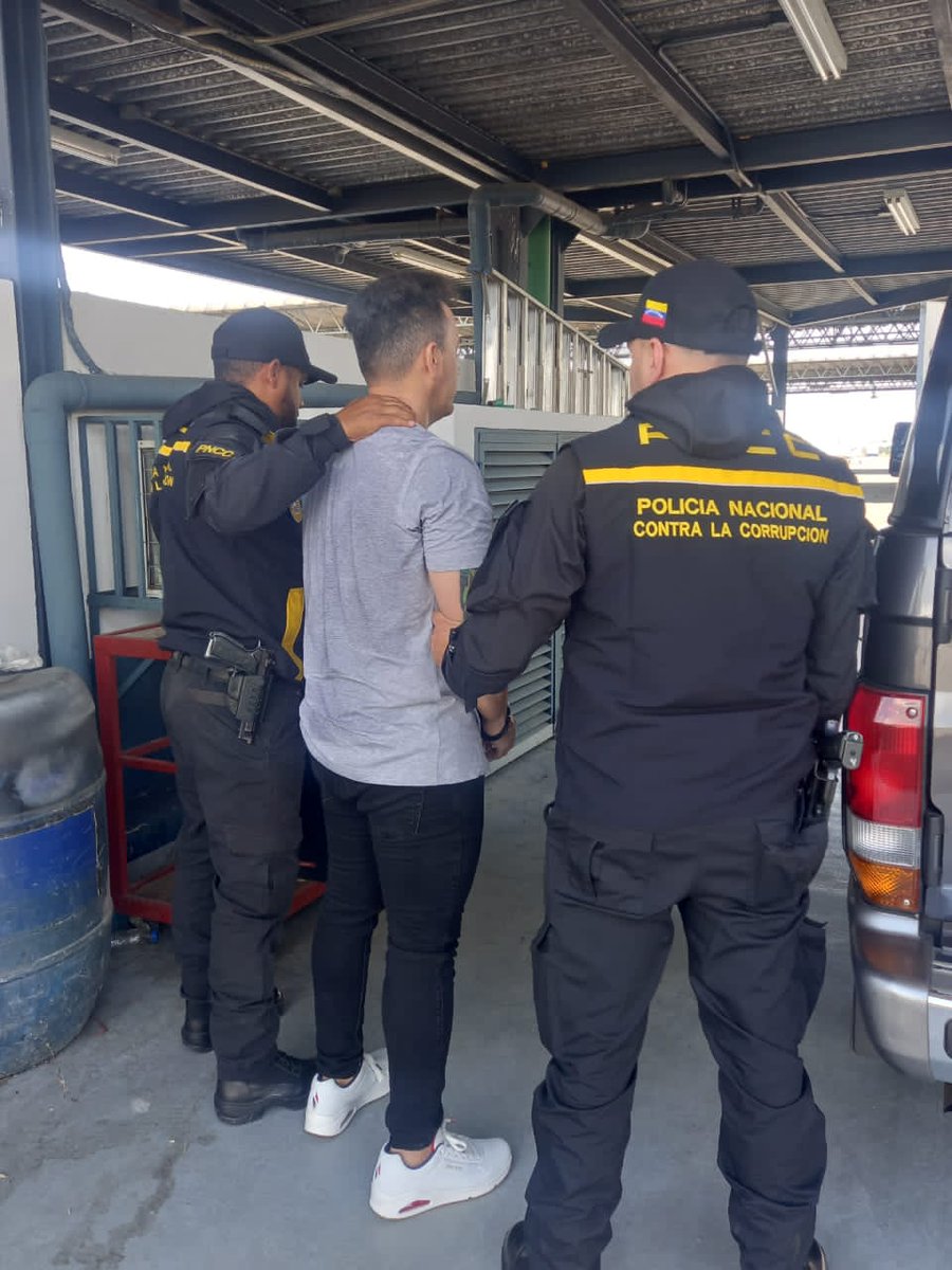 rcamachovzla's tweet photo. #Caracas Policía Nacional Contra la Corrupción detuvo a uno de los hermanos Perdomo, dueño de la constructora HP que están realizando la construcción de 7 edificios de lujo en Las Mercedes. Serían investigados por legitimación de capitales

Info y foto vía @latablablog https://t.co/3AEwGazW5w