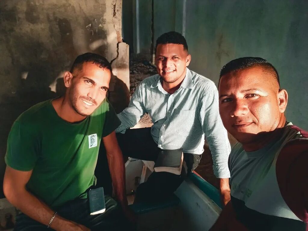 douglassubero's tweet photo. En la foto no se ve, pero estoy en cholas 😄, dentro de un bote 🛶 haciendo lo que me gusta. 

HACIENDO DISCÍPULOS https://t.co/NoMmv9qgdX
