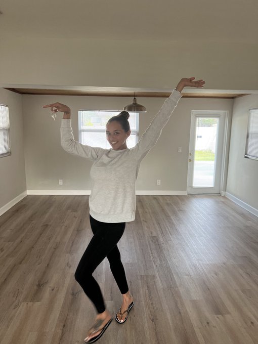 Thank you for everyone&rsquo;s support. Hey everyone I GOT MY FIRST HOUSE TODAY!! https://t.co/cuF3rneOwx