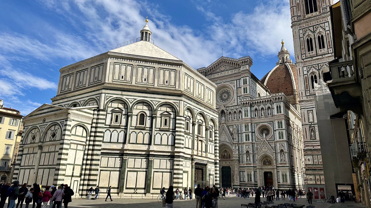 イタリア🇮🇹フィレンツェ歴史地区 【今日のドゥオーモ広場】 左からサンジョヴァンニ洗礼堂、ドゥオーモ、ジョットの鐘楼 (全て世界遺産) 相変わらず圧巻✨