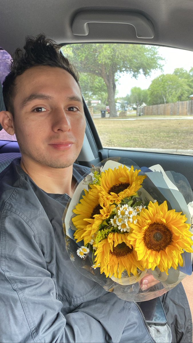 tweetsbyRoro's tweet photo. Surprised me with flowers and has a list 🥹♥️ https://t.co/KmqqusEYCI