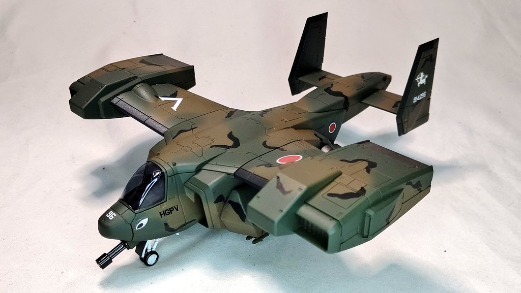 Hiro19820927's tweet image. V-33ストークキャリー完成です❗️
陸上自衛隊仕様という架空設定で完成させてみました。
アメイン搭載機能をオミットし兵員輸送コンテナを装備し、UH60の輸送機能とAH64の対地攻撃能力を持つ次世代戦闘輸送ヘリという設定です😆
#プラモデル　#境界戦機　#V33　#ストークキャリー