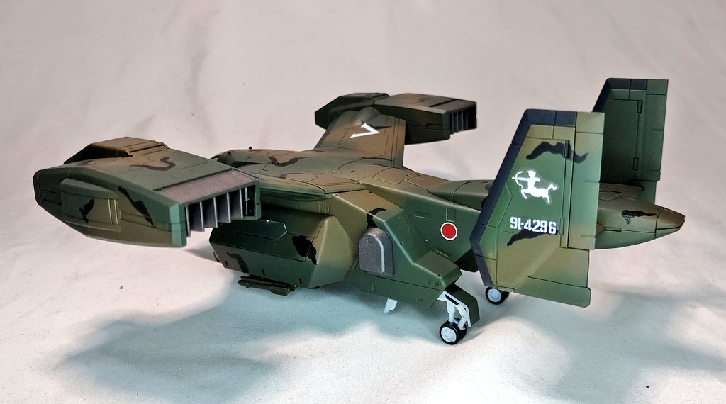 Hiro19820927's tweet image. V-33ストークキャリー完成です❗️
陸上自衛隊仕様という架空設定で完成させてみました。
アメイン搭載機能をオミットし兵員輸送コンテナを装備し、UH60の輸送機能とAH64の対地攻撃能力を持つ次世代戦闘輸送ヘリという設定です😆
#プラモデル　#境界戦機　#V33　#ストークキャリー