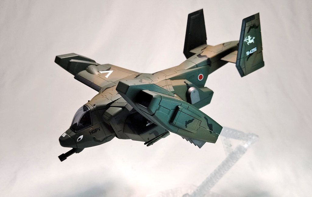 Hiro19820927's tweet image. V-33ストークキャリー完成です❗️
陸上自衛隊仕様という架空設定で完成させてみました。
アメイン搭載機能をオミットし兵員輸送コンテナを装備し、UH60の輸送機能とAH64の対地攻撃能力を持つ次世代戦闘輸送ヘリという設定です😆
#プラモデル　#境界戦機　#V33　#ストークキャリー