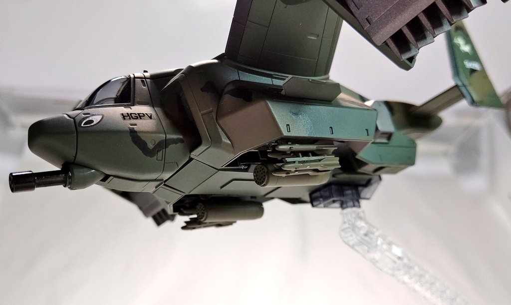 Hiro19820927's tweet image. V-33ストークキャリー完成です❗️
陸上自衛隊仕様という架空設定で完成させてみました。
アメイン搭載機能をオミットし兵員輸送コンテナを装備し、UH60の輸送機能とAH64の対地攻撃能力を持つ次世代戦闘輸送ヘリという設定です😆
#プラモデル　#境界戦機　#V33　#ストークキャリー