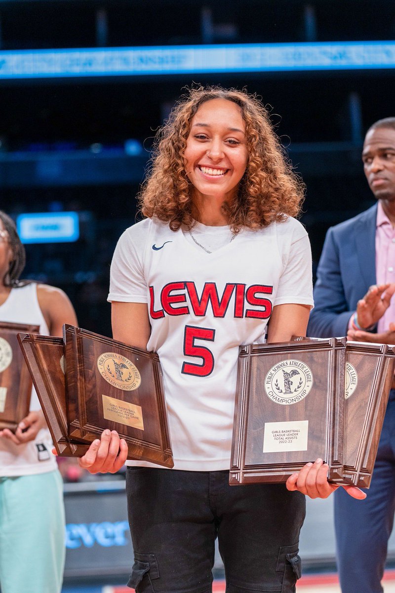 Nycraised_cyn's tweet photo. Ending my senior season off right. Receiving 4 awards at the Barclays (the highest rebounds and assist + highest rebounds and assist per game)  Heart and Hustle right there. It was an amazing 4 years with @HoopsQueens can’t wait for what the future holds. #unsigned #psal https://t.co/esVL0bs6F6