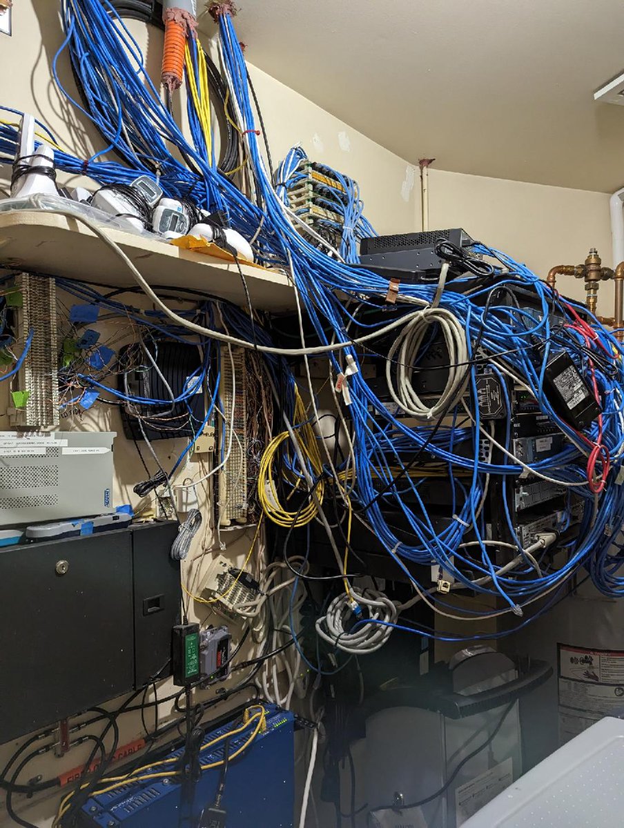 petergjones's tweet photo. #CableFails from @cablingmag @CablingTweets
https://t.co/BqMEkyERUc https://t.co/55dzFiJteH