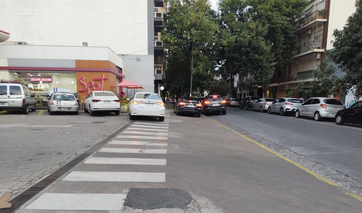 alez_arg's tweet photo. Pero! Éstos ciclistas! #nirispitinnidi
Se ve que no es suficiente todo el espacio que tienen, necesitan bloquear algo, sino no pueden vivir 🤣🤣 https://t.co/oLpYUPXCyZ