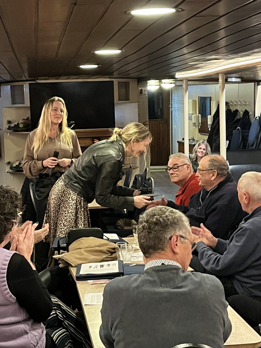 UrkPromotie's tweet photo. Jaap Bakker en Tjalling Ruiten zijn dit jaar 25 jaar Urk ambassadeur. Alle gidsen ontvingen uit handen van wethouder Brouwer hun gidsen certificaat: wij zijn klaar voor weer een mooi nieuw seizoen! 2/2 https://t.co/J8KqrvO5xf