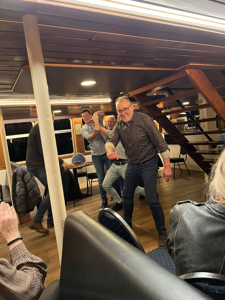 UrkPromotie's tweet photo. Geslaagde Trainingsavond voor de gidsen vanavond. Met interactieve en informatieve training van Henk Kapitein en stem- &amp; presentatiecoaching door Jantina Hakvoort 1/2 https://t.co/SA8XdVksYO