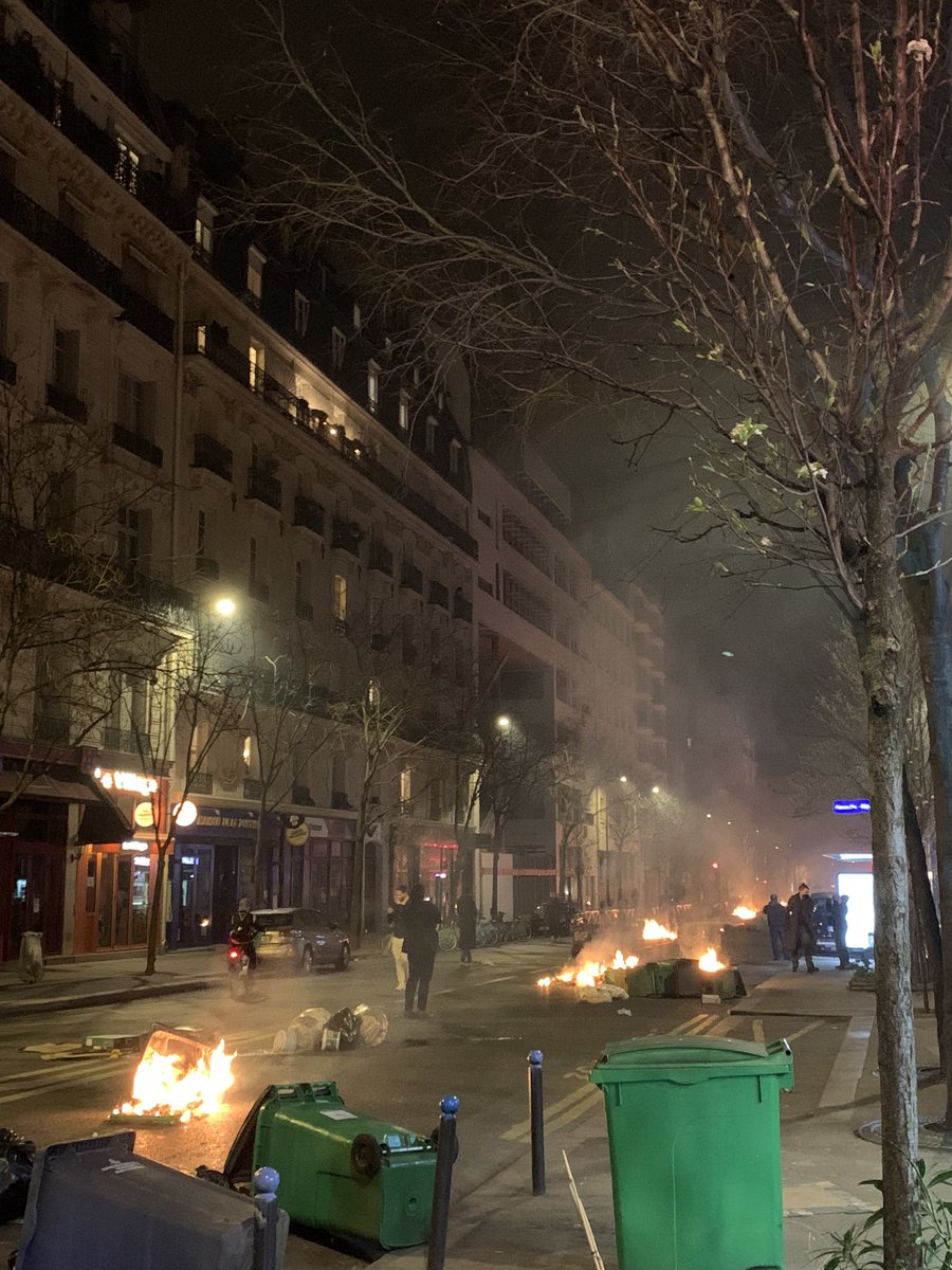 Der Protest gegen die #Rentenreform von #Macron in #Frankreich eskaliert zur Stunde. Wie hier in #Paris