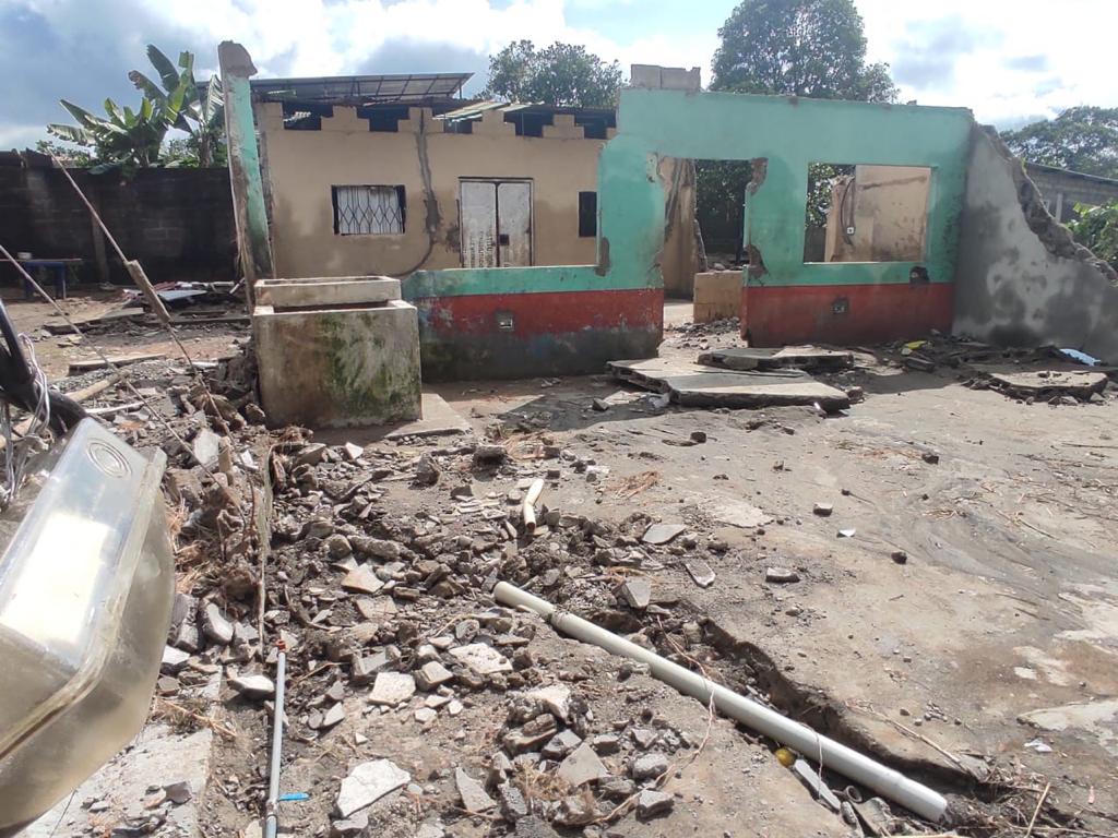 ComunicacionEc's tweet photo. En Santo Domingo, @ViviendaEc con su equipo técnico continúa levantando información de los daños existentes en viviendas de la parroquia Valle Hermoso, por la inundación provocada por la crecida del Río Blanco que dejó damnificados en la zona.

#CruzadaPorElEcuador https://t.co/1Omds2Bv2x