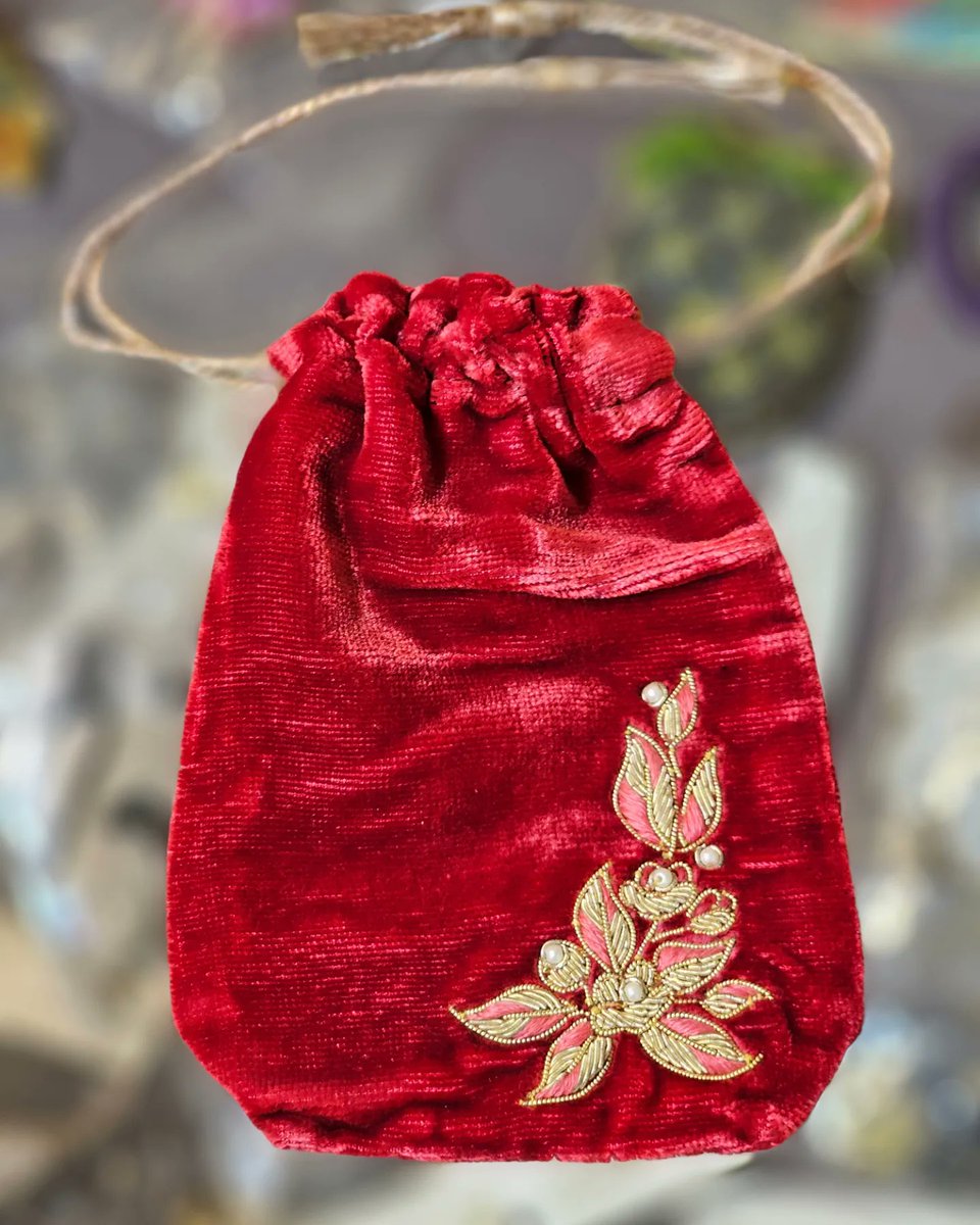Zardozi tea bag pouch
#teabag #pouch #zardozi #teabags #teadecor #handembroidery #velvetpouch #RedVelvet #artofindia