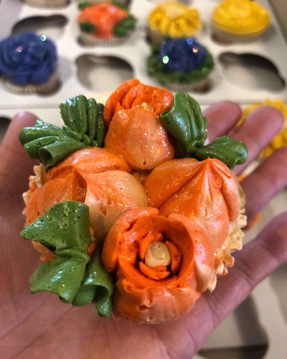 Look at this beautiful flower work 🌺🧁 in just week eight 😱. 

#cupcakes #floralcupcakes #flowercupcakes #flowers #buttercreamflowercakes #buttercreamflowers #cupcakeart #piping #pipingskills #pipingtechniques #baking #bakingschool #bakingskills #bakingapprenticeship #sandiego