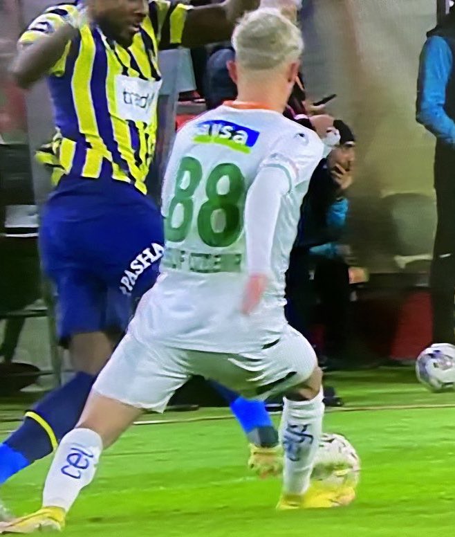 İşte en doğru açı. Osayi topu çekmeye çalışıyor. Top Osayi’de. Alanyalı ayağını sokuyor. Sarı bile fazla.