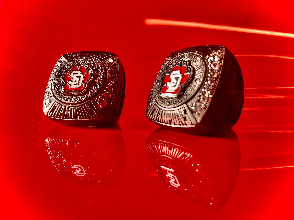 South Dakota Volleyball tweet media