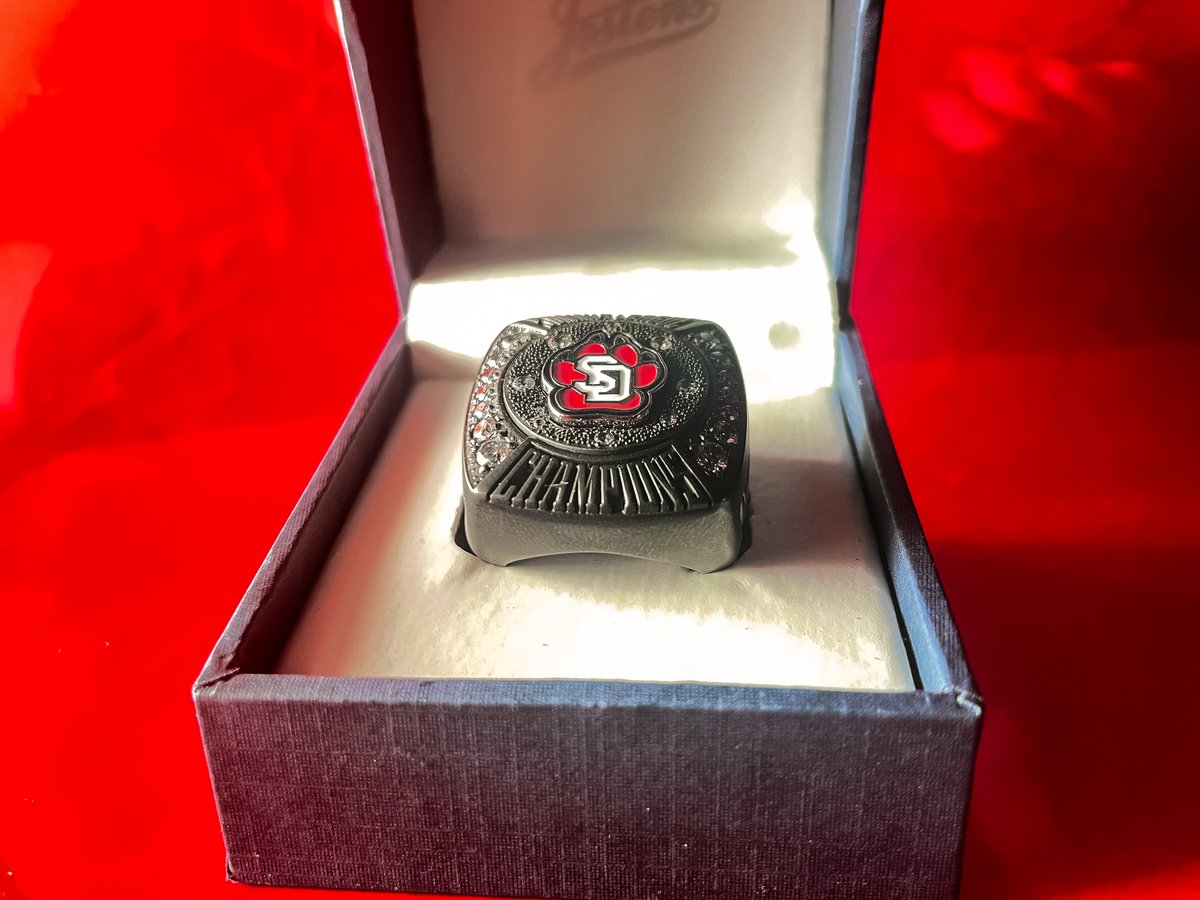 South Dakota Volleyball tweet media