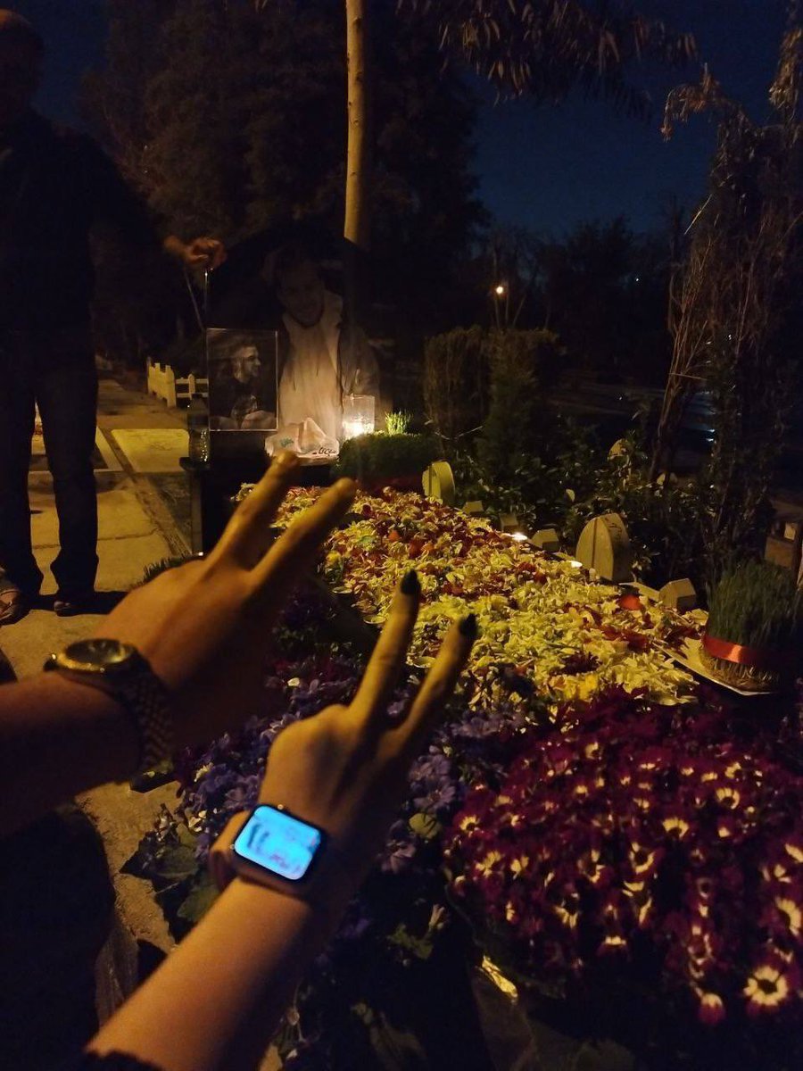 Shahinlooo's tweet photo. تهران
حضور جوانان غیور و انقلابی هم اکنون بر مزار شهید راه آزادی حمیدرضا روحی 
۲۹ اسفند https://t.co/li61FW6ilr