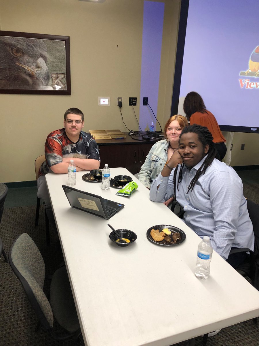 G_O_Designs's tweet photo. Wrap up board meeting/lunch for the @PghHomeGarden . #koproud #edcorps.
@KOGoldenEagles @curriculum_kosd
@EdCorps @ar_Mathis https://t.co/kZA98fNMWa