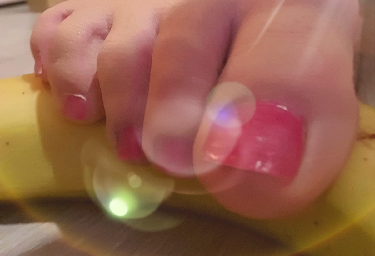 FeetFetishFood's tweet photo. Scrolling through twitter while the hubby is working is making me feel a bit #naughty

#housewife #bi #feet #footfetish #food #horny #milf https://t.co/rR8Z4OaYm4