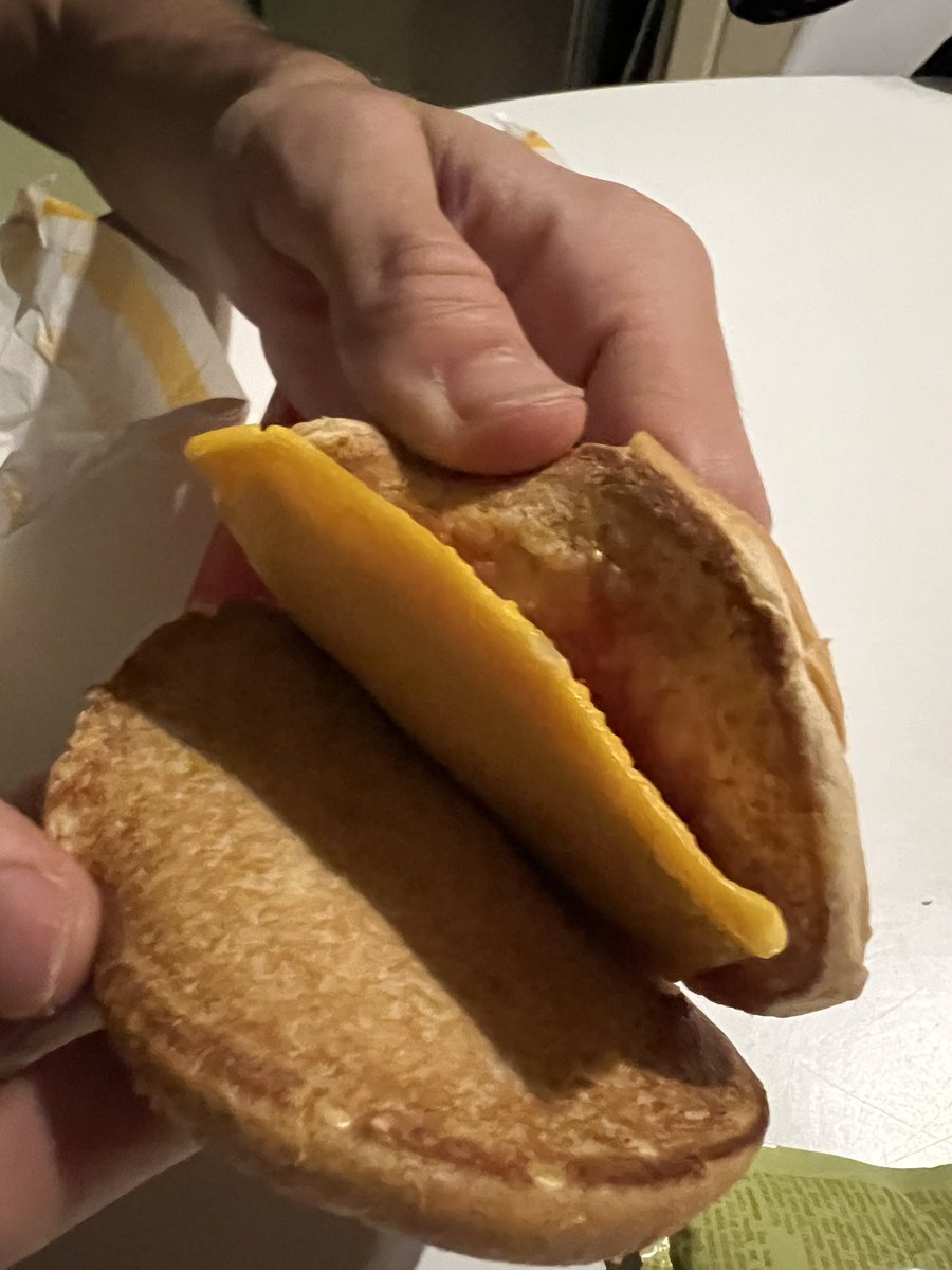 tourriol's tweet photo. Hé ! J'ai oublié de le poster hier soir : un super #cheeseburger sans burger de chez @McDonaldsFrance #SainteEulalie  ! Déjà qu'il fallait ouvrir les sacs pour compter les frites et les sandwiches, s'il faut en plus les ouvrir, ça va être compliqué !

#noburger #sansburger https://t.co/dHXIcTa5oY