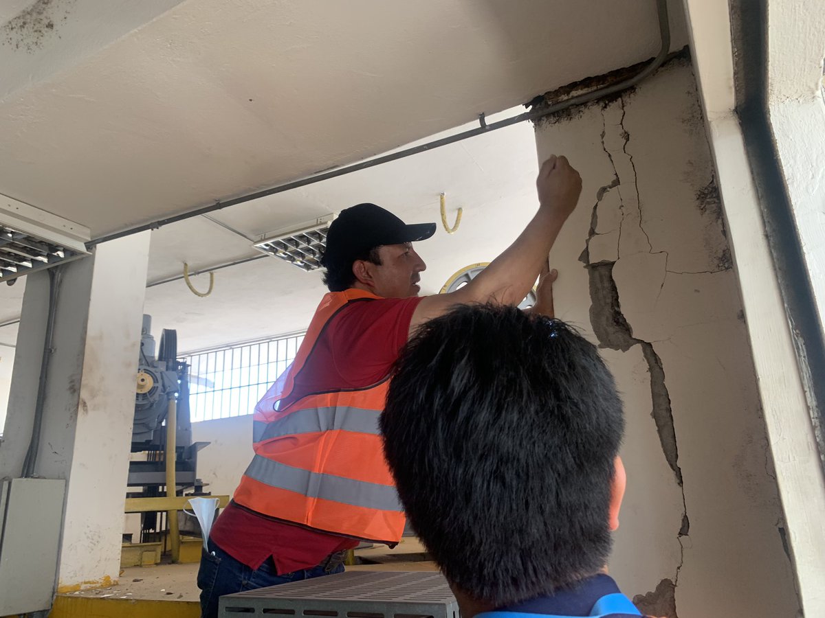 PepeRuales's tweet photo. 👷El equipo de infraestructura de @Salud_Ec inicia la reparación de daños por el sismo del sábado 18 de marzo en el @HTDMACHALA y Hosp. San Vicente de Paúl, en Pasaje. 

#GobiernoDelEcuador https://t.co/rB3rzYKHXA