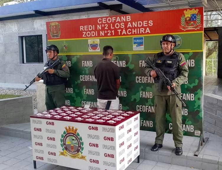 dhernandezlarez's tweet photo. En el estado Táchira, en #PAC Vega de Aza, #FANB detiene a sujeto en un transporte público intentando traspasar el territorio con 40 dediles de cocaína. Procedimiento puesto a la orden de @SUNADoficial. 

#EscudoBolivariano2023 https://t.co/9VuPiaYbMp