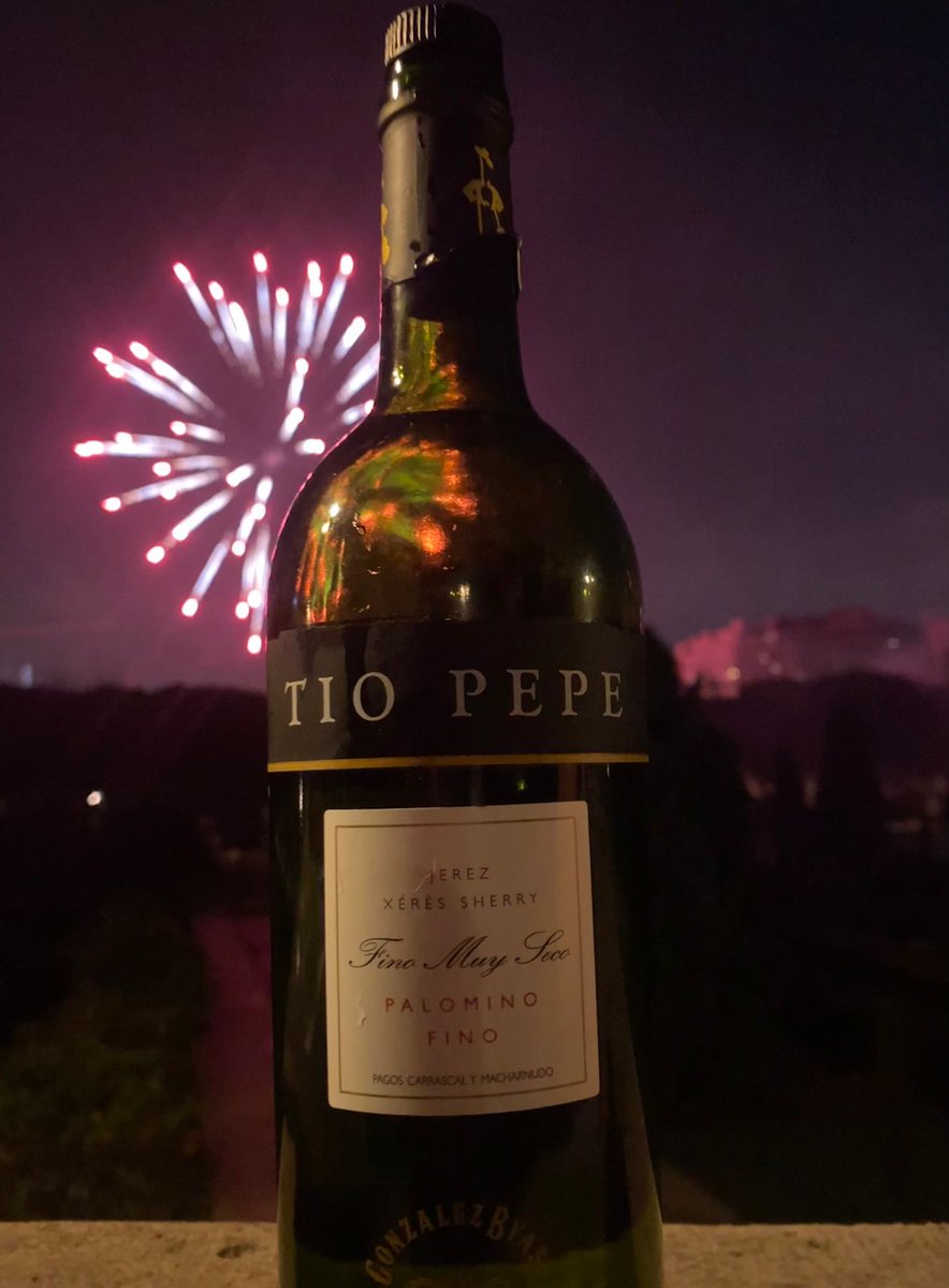 EvaBaena's tweet photo. Falles, con Tio Pepe por calle Cádiz y la mejor compañía 🎆 https://t.co/Lj0svQgdM5