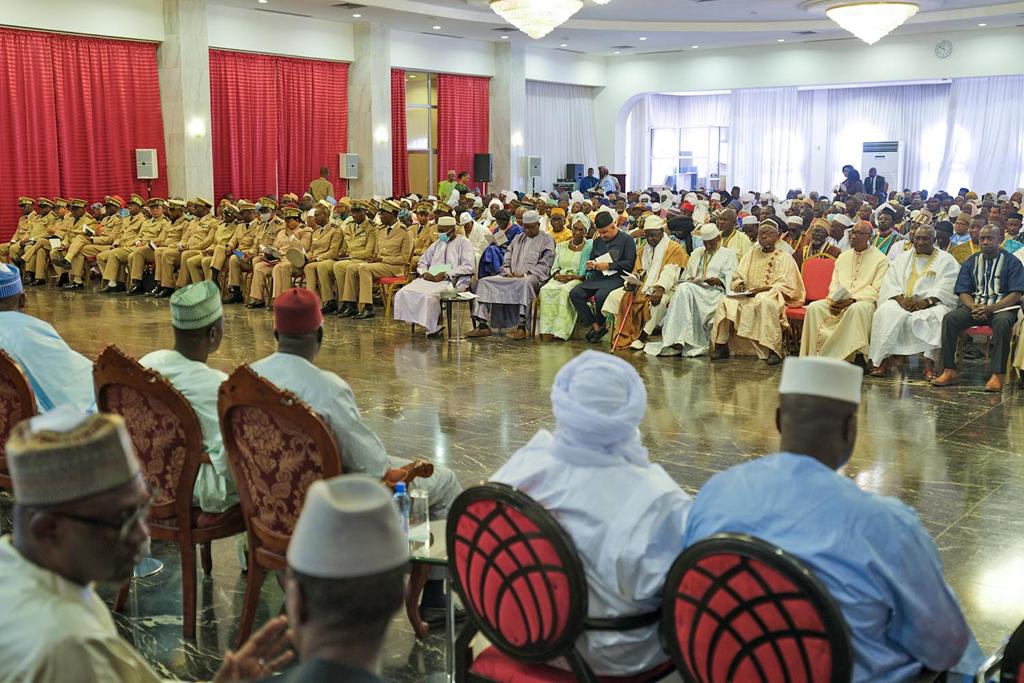 J'ai reçu les forces vives et légitimités traditionnelles.  L'objectif de cette rencontre était de présenter le projet de Constitution à ces autorités et légitimités en leur expliquant surtout les grandes innovations contenues dans ce document.