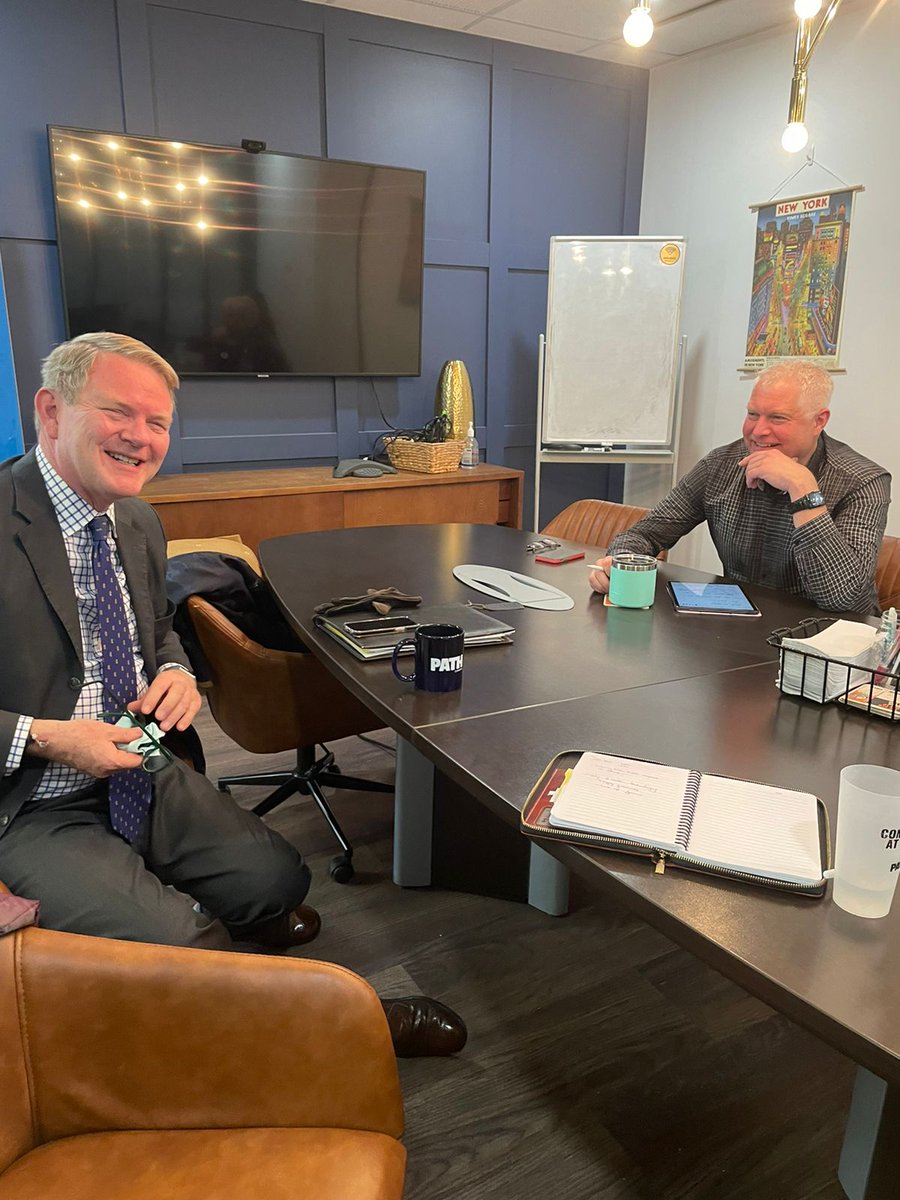 GClark_CA's tweet photo. Por 1a vez en la historia de #Saskatchewan, el comercio hacia México superó los mil millones de dólares. Me reuní hoy con Sandra Masters @CityofRegina  @PremierScottMoe @JHarrisonMLA y @DavidMaritSK para seguir encontrando maneras de colaborar en la relación 🇨🇦 🇲🇽 https://t.co/myHjuQt8b7