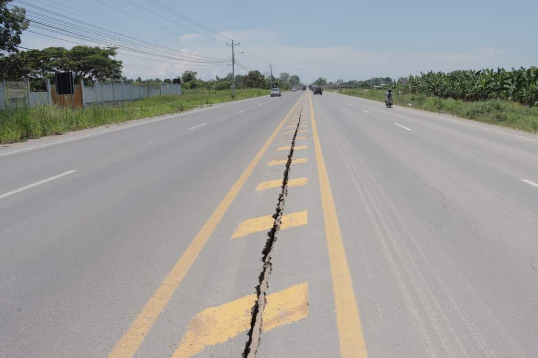 sanchez_jessi's tweet photo. La Viceprefecta de El Oro Karina Torres, junto a Jairo Vásquez, Director de Obras Públicas, recorrieron las vías #Pajonal y #Balosa en #Machala, donde se hará una restitución del paquete estructural que se vio afectado tras el sismo que sacudió a la provincia. https://t.co/RDENm9H5xS