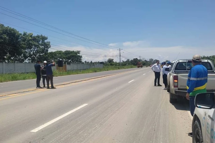 sanchez_jessi's tweet photo. La Viceprefecta de El Oro Karina Torres, junto a Jairo Vásquez, Director de Obras Públicas, recorrieron las vías #Pajonal y #Balosa en #Machala, donde se hará una restitución del paquete estructural que se vio afectado tras el sismo que sacudió a la provincia. https://t.co/RDENm9H5xS