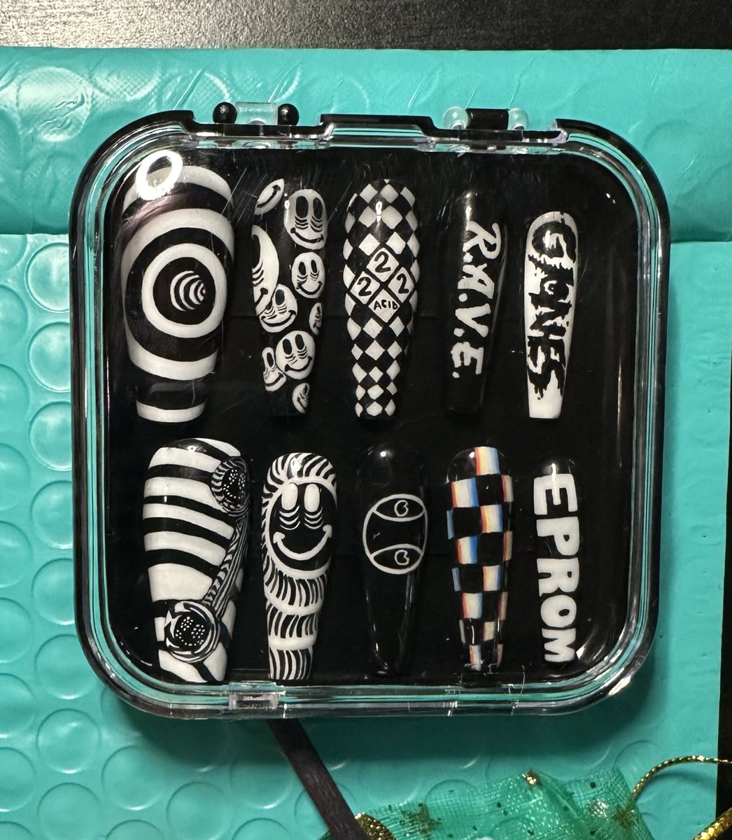 basicallyakat's tweet photo. you guys I kinda went off on these G-jones X EPROM nails 💅🏼 https://t.co/iUaviePNJ0