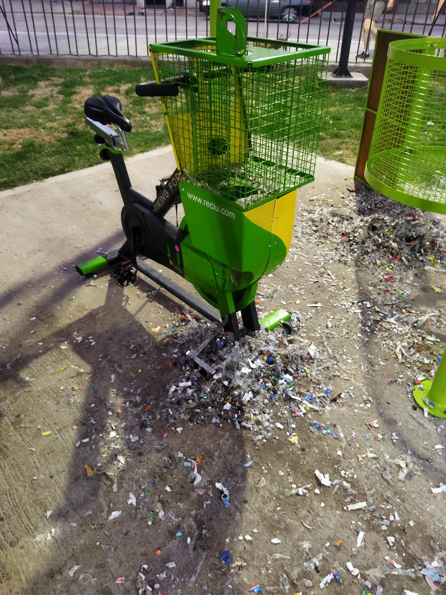 primolouis's tweet photo. Che buenísimo eso de @MuniCba : la idea es que vos metes envases de plástico, pedaleas y se tritura. El tema es que en lugar de caer en un depósito quedan en el piso haciendo mugre https://t.co/TjAFvFlfr5