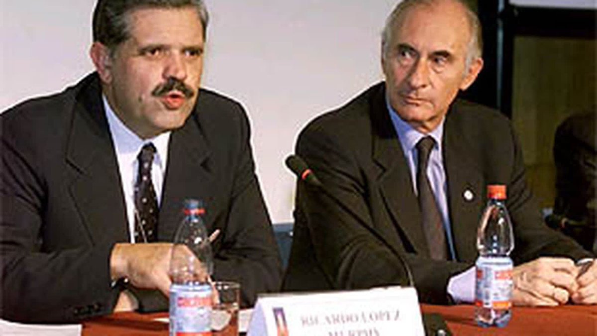 puellaok's tweet photo. El nefasto López Murphy criticando un supuesto "megacanje" de este gobierno es lo último que esperaba ver. El único y verdadero megacanje fue el de ellos en 2001, que nos arruinó y terminó en un estallido social. Cuando fuiste parte de lo peor del pasado, lo mejor es callarte. https://t.co/JutqJHVjdW