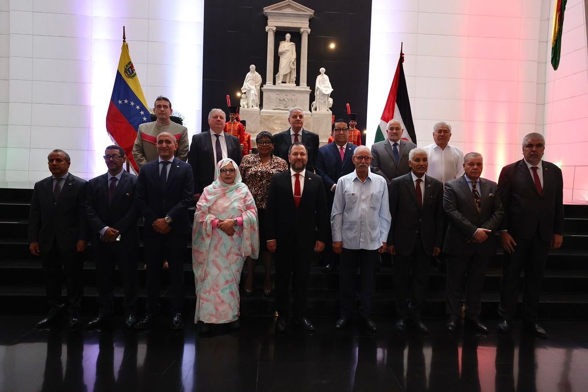 Junto al Presidente de la República Árabe Saharaui Democrática, Brahim Ghali rendimos honores a la memoria del Libertador Simón Bolívar, en el Panteón Nacional, donde reafirmamos el compromiso con los ideales de justicia, paz y defensa de la soberanía a favor de nuestros pueblos.