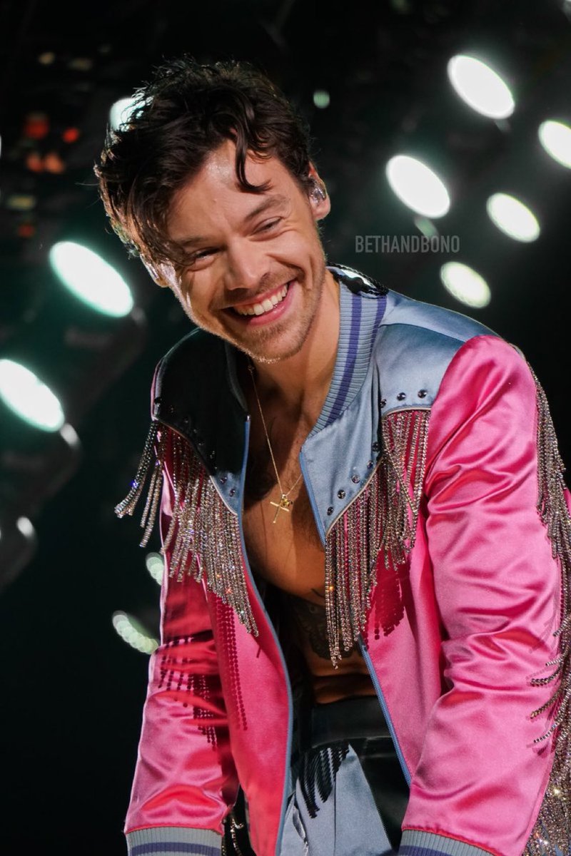 paracomentar77's tweet photo. Harry Styles avisando que o microfone está ligado; a thrend https://t.co/mKV4aAF11B