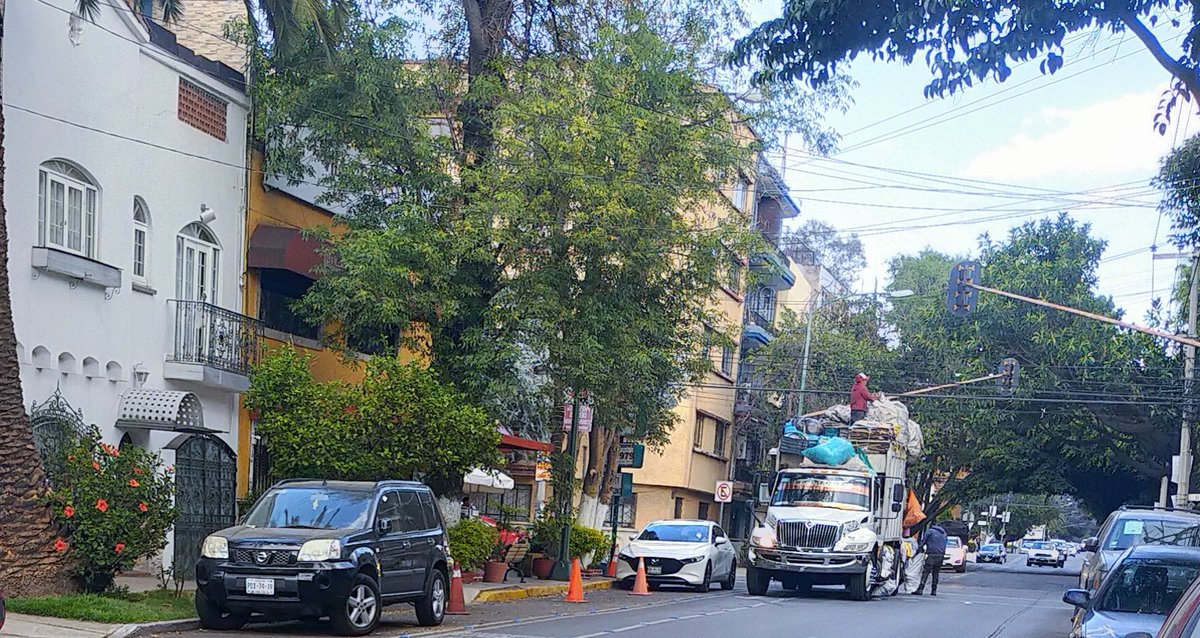 MatyCa4's tweet photo. Otra vez🤨agandalle del lugar yni para los servicios q piden, fabulosas mesas en la banqueta VACÍAS @UCS_GCDMX #VMENENDEZ #AVAZQUEZ #ANAVA @unicatvam @covadon32368402 @BJAlcaldia @STaboadaMx @SolucionesBJ @MoviendoBJ @BlindarBJ @VillaCasona #TransitoGCDMX https://t.co/58NmtLario