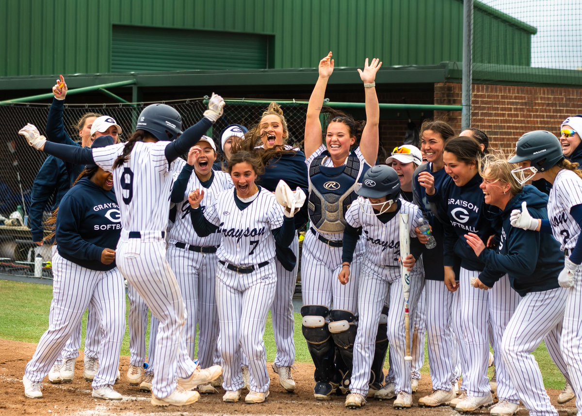 gclvsoftball's tweet image. THIS TEAM.