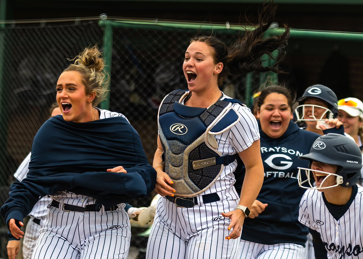 gclvsoftball's tweet image. THIS TEAM.