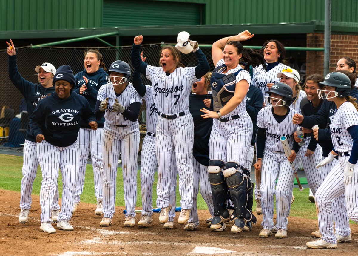 gclvsoftball's tweet image. THIS TEAM.