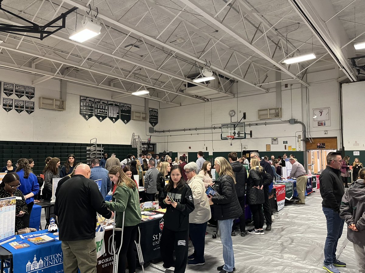 HarborfieldsCSD's tweet photo. It’s a great night for a College Fair! Thank you to the 88 Colleges and Universities for making this night possible. #OneHFamily 💚🤍💚🤍 https://t.co/wcWnRviPiz