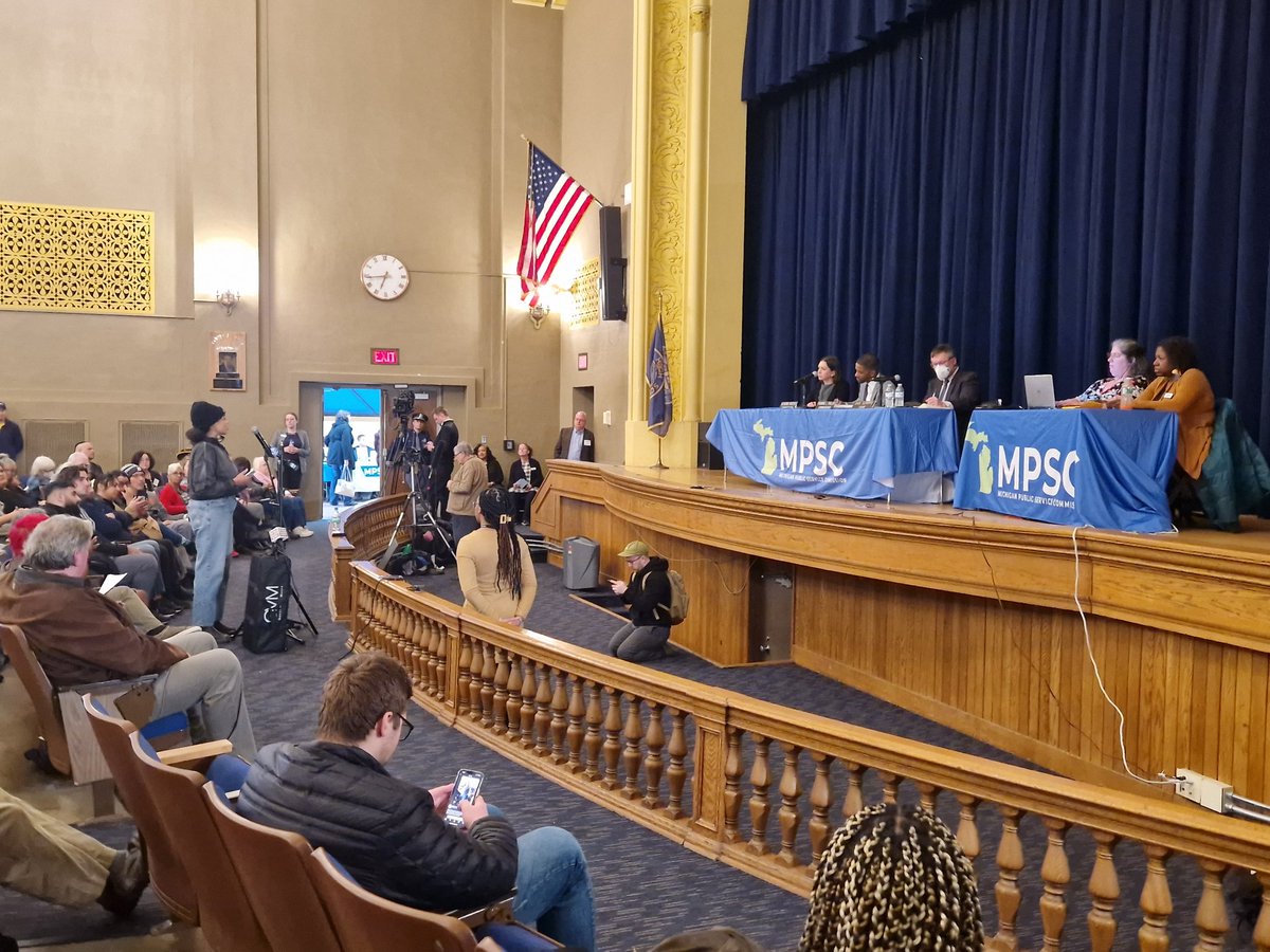 MEJCAction's tweet photo. Community member Liz lost power for w weeks! Lost $100s in spoiled groceries. Had to take time off work just to stay on hold with DTE to find out what was happening.

"Lack in ownership and control over energy resources keeps us in a state of perpetual crisis. We deserve better!" https://t.co/poWaWcdSvl
