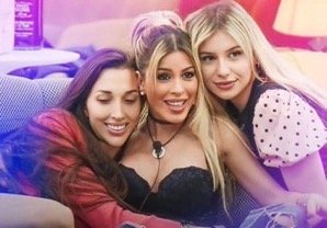 VittoriniA7's tweet photo. Le OMG in finale!!! #GFvip @GrandeFratello https://t.co/BNtHOqjs6j