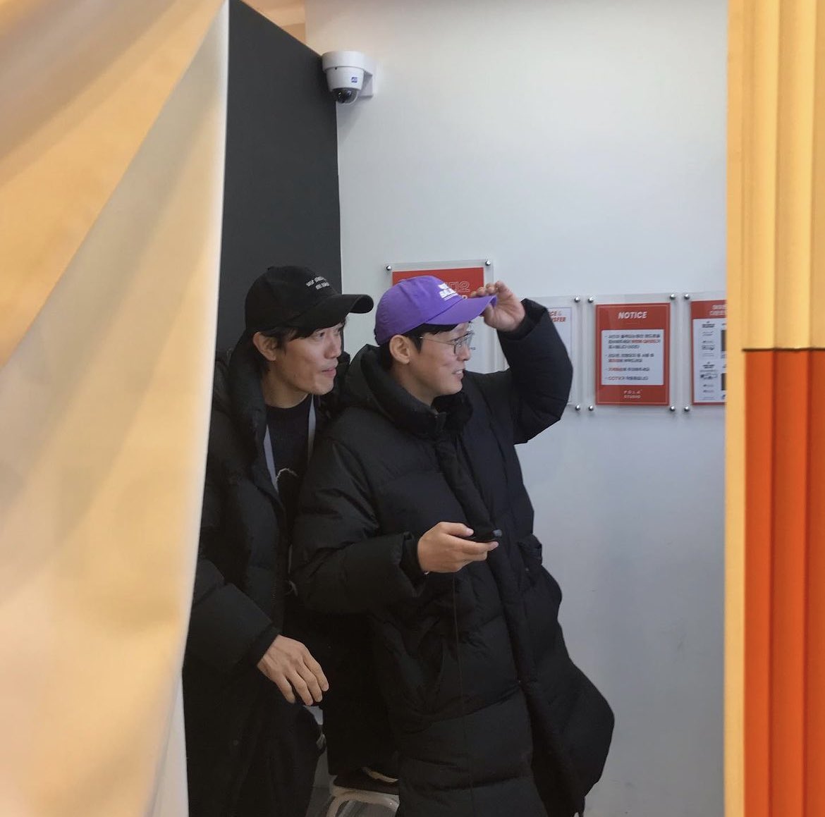 저놈의 아저씨들 뭐임 준나 나 헐레벌떡 달려왓서