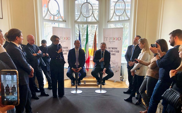 AiseStampa's tweet photo. IT Food a Bruxelles col Ministro Lollobrigida per la promozione della dieta mediterranea contro il Nutriscore – di Alessandro Butticé
https://t.co/s9KJRUYccq 
@SocialMasaf @RegioneVeneto @FrancescoLollo1 @ITFood_ @Antonio_Tajani @luisella_ciani @IreneMariaZ https://t.co/zdeJoZf3Bp