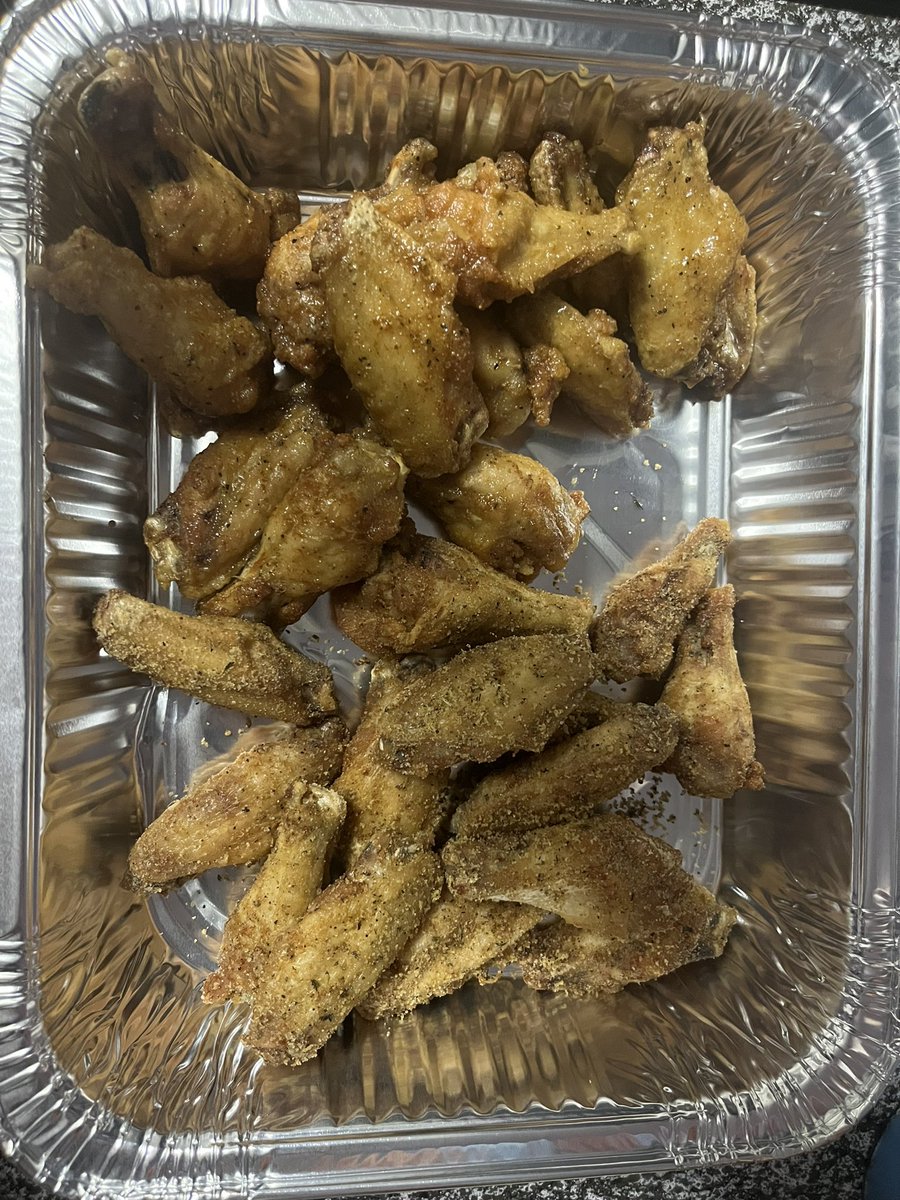 BMurdaughATL's tweet photo. Garlic parm and honey lemon pepper wings made by yours truly!! https://t.co/WuF5aauDaC