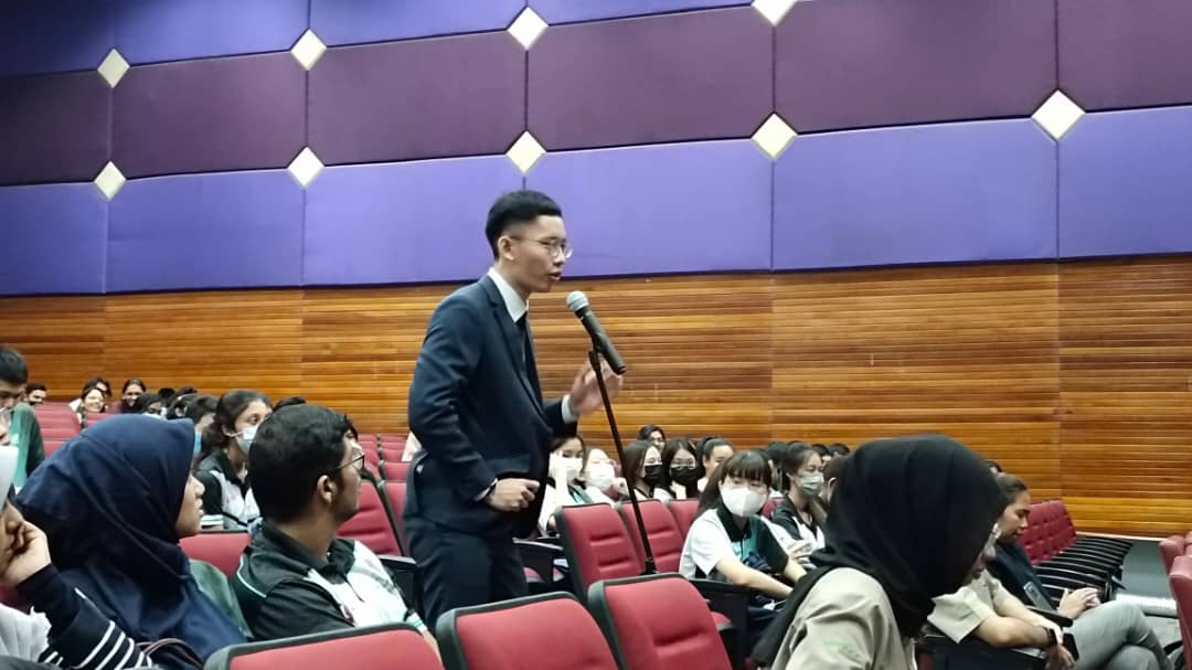 IChemEPOPSIG's tweet photo. Teh Tarik session was joined by Mr Zamakhshari Muhamad (@mpogcfofficial ) &amp; Ir Dr Calvin Chok Vui Soon (KLK OLEO).

(6/n)
@mpob_tweets @mpocHQ @mpocc_my @MyKomoditi #POPSIG #MPOC #MSPO #palmoil https://t.co/jga49TnCbP