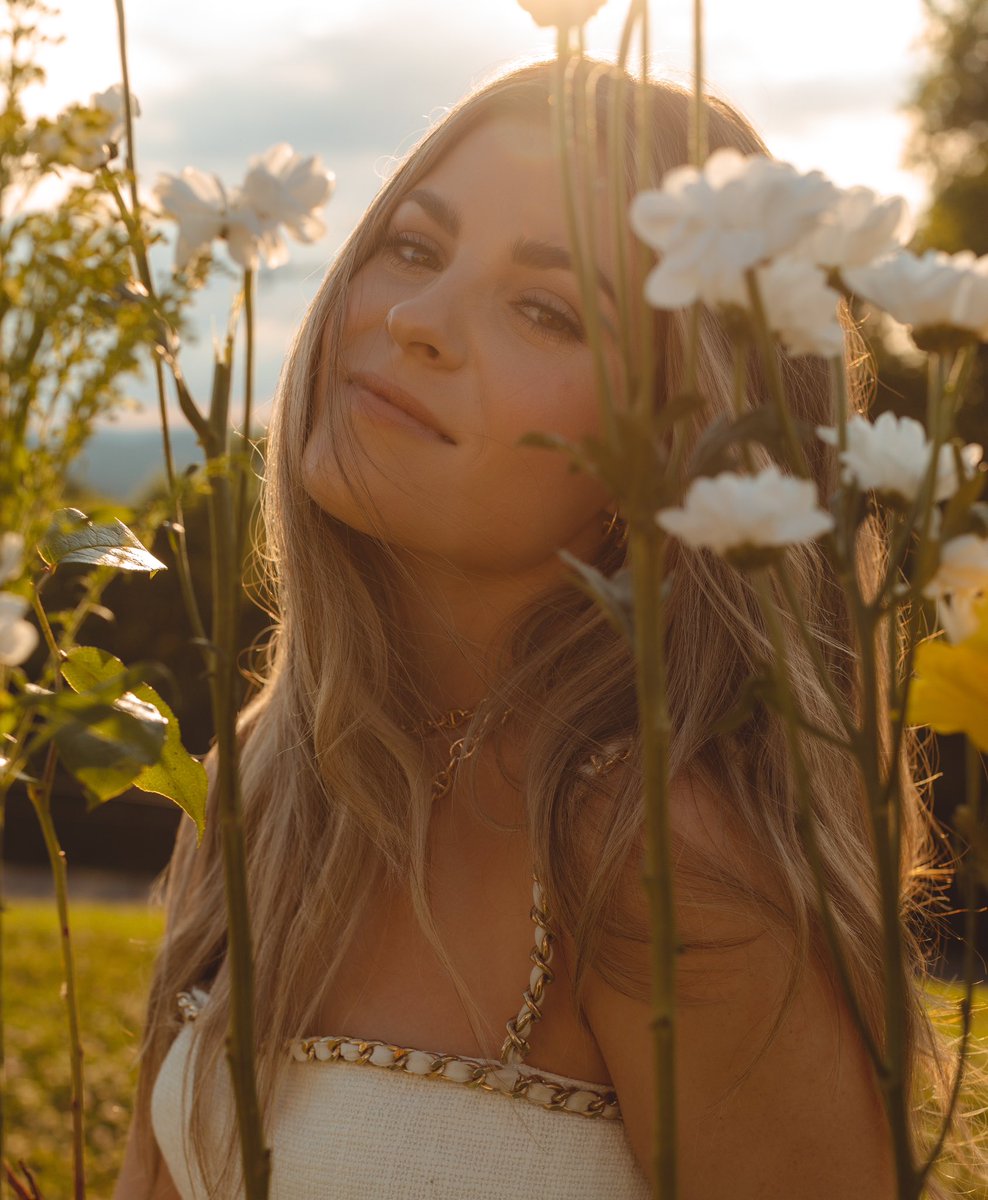TenilleArts's tweet photo. First day of spring calls for a #girltogirl throwback 🌻🌼🌷🌸🦋🤍 

ps did I mention we added signed CDs &amp; vinyls to my online store?! https://t.co/eROn2Vt6LJ

#firstdayofspring https://t.co/ZPNvYDidFh